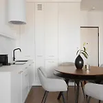 מלון דירות Granaria Riverside By Downtown 4*
